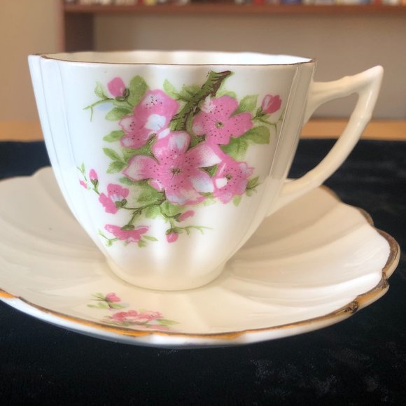 Vintage tea cup and saucer - Picture 2 of 5